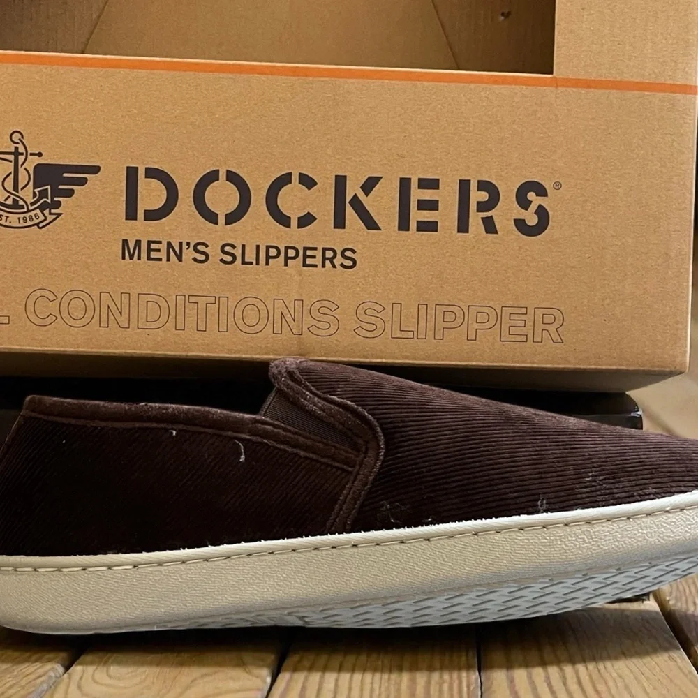New in Box Dockers Men's All Weather Brown Slippers Antimicrobial